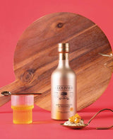 A l'Olivier AOP Huile d'Olive de Provence 250ml Flasche auf Holzbrett vor rotem Hintergrund