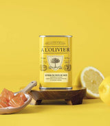 A L'Olivier Zitrone aus Nizza Olivenöl-Zubereitung in 250ml Dose, dekoriert mit frischen Zitronen und Lachs als Serviervorschlag für Fischgerichte und mediterrane Küche
