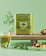 A L'Olivier Zitronenthymian Olivenöl-Zubereitung in 150ml Dose, dekoriert mit frischem Zitronenthymian, Olivenöl und mediterranen Häppchen als Serviervorschlag