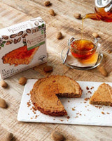 Biscuiterie de Provence Bio Mandelkuchen angerichtet auf Platte mit Tee