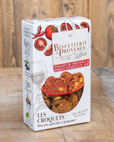 Biscuiterie de Provence „Les Croquets“ Aperitif-Knabbereien mit Tomaten aus der Provence & Piment d’Espelette AOP, in Verpackung auf Holztisch präsentiert