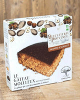 Biscuiterie de Provence Mandelkuchen mit Haselnuss auf Tisch stehend