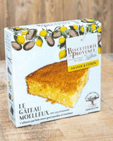 Biscuiterie de Provence Mandelkuchen mit Zitrone (Amande & Citron), glutenfrei, in Verpackung auf Holztisch präsentiert