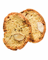 Nahaufnahme von zwei knusprigen Biscuiterie de Provence Brotscheiben mit sichtbaren Mandeln und Kräuterstückchen, freigestellt auf hellem Hintergrund