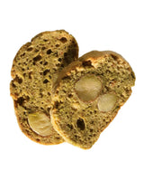 Nahaufnahme von drei Biscuiterie de Provence Croquets (Pistou & Parmesan): knusprige Brotscheiben mit luftiger Struktur, sichtbaren Mandeln und Kräuteranteilen, freigestellt auf hellem Hintergrund