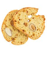 Nahaufnahme von zwei Biscuiterie de Provence Croquets (Picodon/Ziegenkäse): knusprige Brotscheiben mit luftiger Struktur und sichtbaren Mandelstücken, freigestellt auf hellem Hintergrund