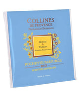Collines de Provence Duftbeutel Monoi und Passionsfrucht Duo in hellblauer Verpackung mit gelben Blütenmotiven auf hellem Hintergrund.