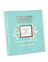 Collines de Provence Duftbeutel Weißer Tee und Jasmin Duo in türkisfarbener Verpackung mit weißen Blütenmotiven auf hellem Hintergrund.