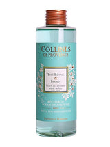 Collines de Provence Duftdiffuser-Nachfüllung Weißer Tee und Jasmin in transparenter Flasche mit türkisfarbener Flüssigkeit auf hellem Hintergrund.