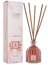 Collines de Provence Duftdiffuser Rose und Hibiskus mit Glasflasche, Duftstäbchen und passender Produktverpackung auf hellem Hintergrund.