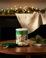Collines de Provence Duftkerze Tannenwald mit Tannenzweigen und weihnachtlicher Beleuchtung