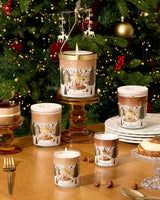 Collines de Provence Duftkerzen Mandelkeks und Gourmet-Haselnuss mit Kerzenkarussell vor geschmücktem Weihnachtsbaum