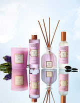 Collines de Provence Duftkollektion Patchouli & Tonkabohne mit Duftkerze, Duftdiffuser, Raumspray und Nachfüllung in Rosatönen
