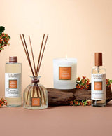 Collines de Provence Duftkollektion Sandelholzblüte mit Duftkerze, Duftdiffuser, Raumspray und Nachfüllung im warmen Wohnambiente