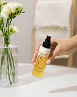 Collines de Provence Tiaré Duftspray wird in der Hand gehalten, Anwendung im Gartenambiente