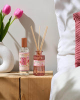 Collines de Provence Sakura Raumduft-Set mit Spray & Diffuser neben Tulpen auf Holztisch