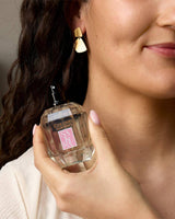 Collines de Provence Sakura Eau Fraîche Parfum wird am Hals einer Frau aufgetragen