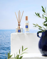Collines de Provence Meeresbrise Duftkollektion mit Duftdiffuser und Raumspray vor maritimer Küstenkulisse