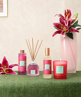 Collines de Provence Raumduftkollektion Tigerlilie & Lotus mit Duftdiffuser, Raumspray, Nachfüllung und Duftkerze neben Lilien