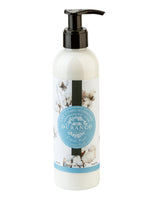 Durance Bodylotion Baumwoll-Moschus in Pumpflasche mit Baumwollblüten-Design freigestellt