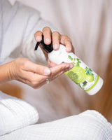 Anwendung der Durance Bodylotion Bergamotte, eine Person gibt Lotion aus dem Pumpspender in die Hand