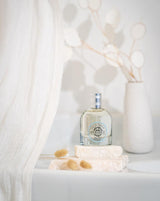 Durance Eau de Parfum Coton Musc 50 ml als elegante Lifestyle-Aufnahme mit heller, ruhiger Umgebung und natürlicher Dekoration
