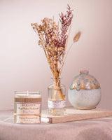 Durance Floral Reed Diffuser Linge Propre dekorativer Raumduft mit Trockenblumen neben Duftkerze im Wohnraum