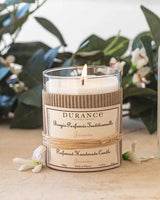 Durance Duftkerze Jasmin brennend, 180g im natürlichen Ambiente mit Jasminblüten