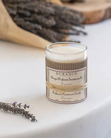 Durance Duftkerze Lavendel im Glas mit Bastschleife, 180 g, hinter Lavendelzweig
