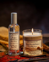 Durance Duo Raumduft und Kerze Mystic Oud Flasche auf orientalischem Teppich