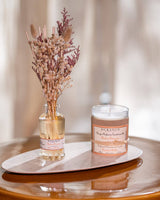 Durance Floral Reed Diffuser Ambre Précieux dekorativer Raumduft mit Trockenblumen neben Duftkerze im Wohnraum