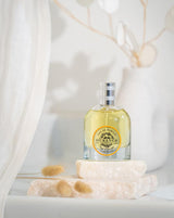Durance Eau de Parfum orange im Glasflakon auf Stein dekorativ inszeniert
