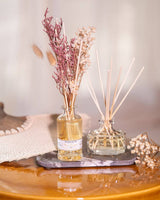 Durance Floral Reed Diffuser Fleur d’Oranger dekorativer Raumduft mit Trockenblumen und Duftstäbchen im Wohnraum