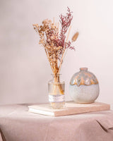 Durance Floral Reed Diffuser Linge Propre dekorativer Raumduft mit Trockenblumen auf Tisch im Wohnraum