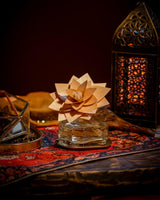 Durance Scented Flower Mystic Oud auf Teppich neben Windlicht 