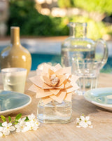 Durance Holzduftblume Diffuser Riviera Azur auf Gartentisch als Sommerdekoration