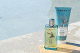 Durance Homme Set Blauzeder mit Eau de Toilette und 2-in-1 Duschgel am Poolrand in sommerlicher Atmosphäre