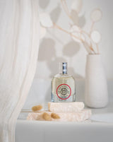 Durance Eau de Parfum Joli Coquelicot 50 ml als elegante Lifestyle-Aufnahme mit heller, minimalistischer Umgebung und natürlicher Dekoration