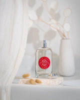 Durance Eau de Toilette Joli Coquelicot 100 ml als stilvolle Lifestyle-Aufnahme mit natürlicher Dekoration und weicher, heller Atmosphäre