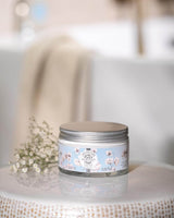 Durance Körpercreme Baumwoll-Moschus im Tiegel auf Tisch, dekoriert mit Blumen im Badezimmer