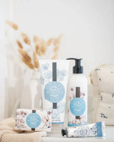 Durance Körperpflege-Set Baumwoll-Moschus mit Duschgel, Bodylotion, Seife und Handcreme in hellem Badezimmer-Ambiente