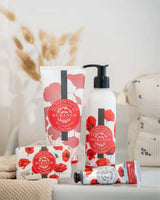 Durance Körperpflege-Set Mohnblume mit Duschgel, Bodylotion, Seife und Handcreme im hellen Badezimmer mit Mohnblumen-Design
