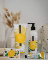 Durance Körperpflege-Set Sensual Monoi“mit Duschgel, Bodylotion, Seife und Handcreme im hellen Badezimmer mit tropischem Blütenmotiv