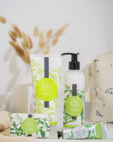 Durance Körperpflege-Set Verbena mit Duschgel, Bodylotion, Seife und Handcreme im hellen Badezimmer mit grünem Pflanzenmotiv