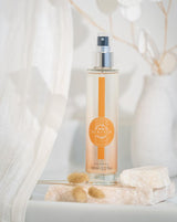 Durance Körperspray Orange Blossom in transparenter Flasche auf Stein dekoriert in heller, natürlicher Umgebung