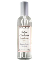 Durance Raumspray Fig Milk in transparenter Glasflasche mit silbernem Sprühkopf auf hellem Hintergrund