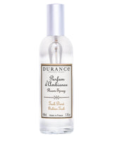 Detailansicht Durance Raumspray Golden Teak Etikett auf transparenter Glasflasche mit goldenen und schwarzen Schriftzügen