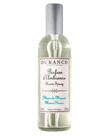 Durance Raumspray Monoi Blüte in transparenter Glasflasche mit silbernem Sprühkopf auf hellem Hintergrund