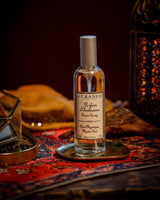 Durance Raumduft Mystic Oud Flasche auf orientalischem Teppich