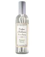 Durance Raumspray Patchouli in transparenter Glasflasche mit silbernem Sprühkopf auf hellem Hintergrund